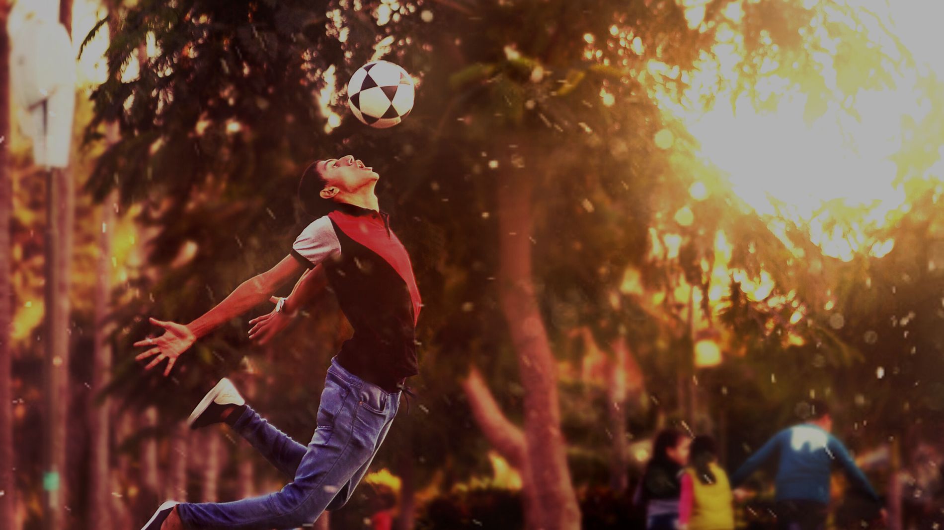 Jugando al futbol en el parque