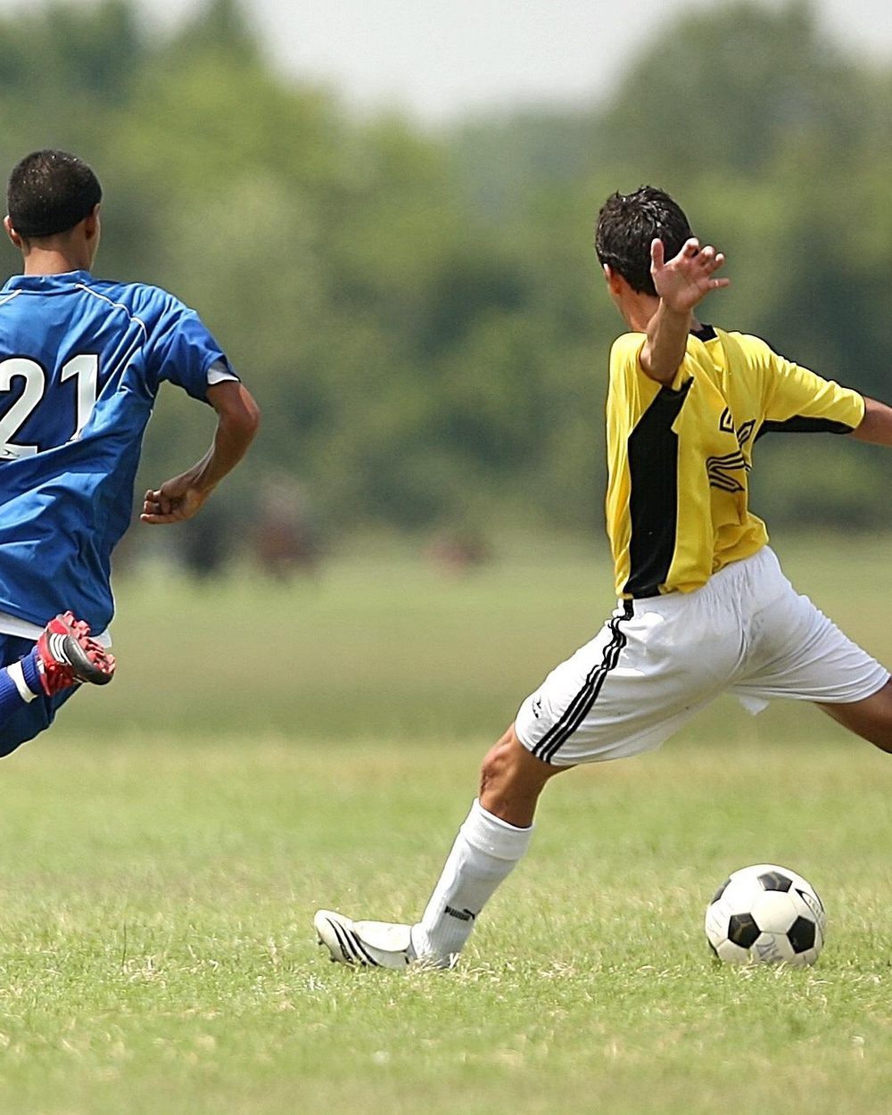 Dos jugadores disputan el balon
