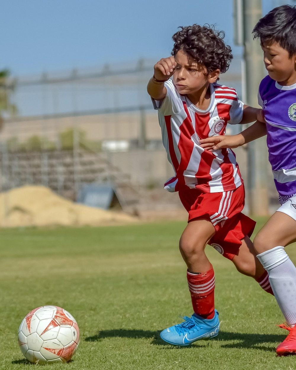 Jovenes jugando al futbol